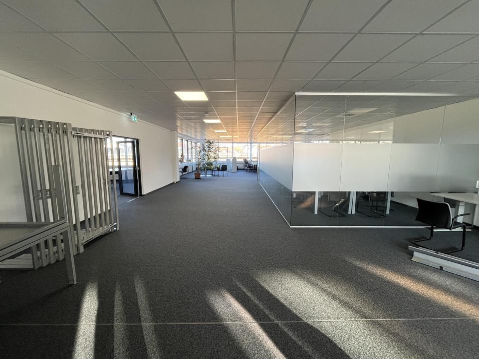 Bezugsfertige Bürofläche mit Glasbüros, Lounge & Top-Anbindung – möbliert möglich – Bild 15