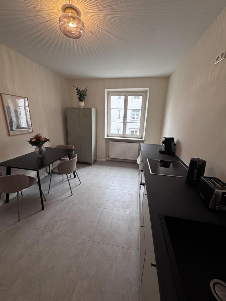 Denkmalgeschützter Altbau mit Charakter: Hohe Decken, viel Licht, stilvoll möbliert – Bild 11