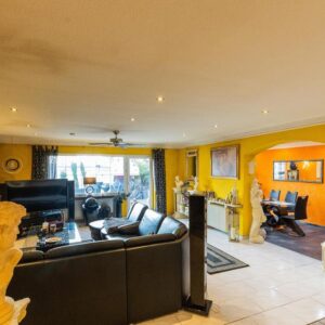 250 m² auf einer Ebene , separater Eingang, riesen Terrasse