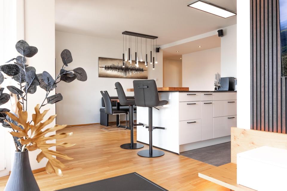 *wunderschönes Wohnambiente, 4 Zi, ca. 108 m², inkl. EBK, lux. Möblierung u. Balkon, zentrumsnah* – Bild 4