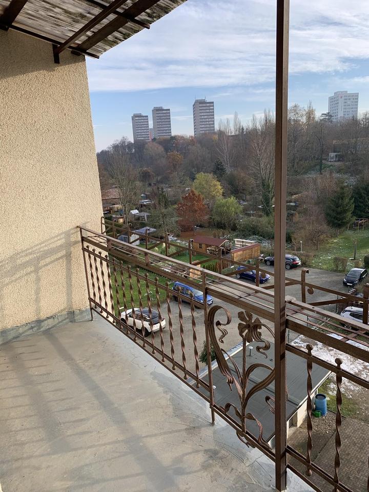 Altbauwohnung mit hellen Räumen & Balkon – Bild 3