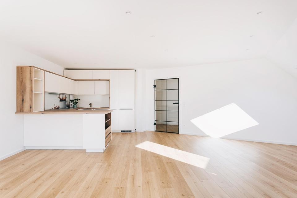 Helle Zwei-Raum-Wohnung mit offener Wohnküche in Top-Lage! – Bild 4