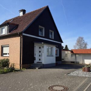 Charmante Doppelhaushälfte mit Hobbyraum, Garagen und idyllischem Garten in Mettmann