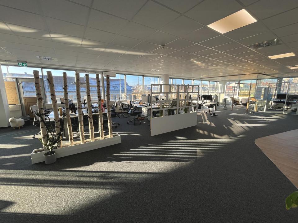Bezugsfertige Bürofläche mit Glasbüros, Lounge & Top-Anbindung – möbliert möglich – Bild 6