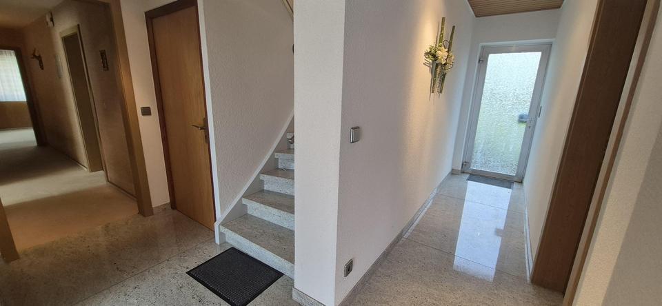 Sehr gepflegtes Ein-/ Zweifamilienhaus in Lomersheim, Garten, Balkon, Garage, – Bild 8