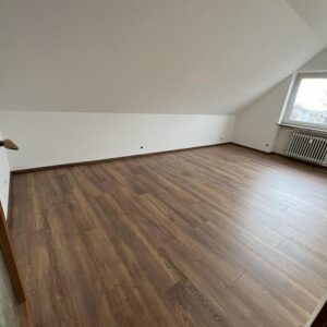 Sanierte 2 Zimmer Dachgeschosswohnung mit Küche und Sauna