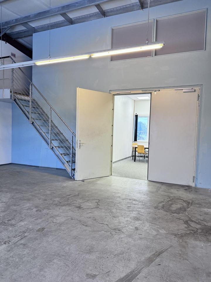 Lagerhalle / Produktionshalle mit Büroräumen – Bild 9
