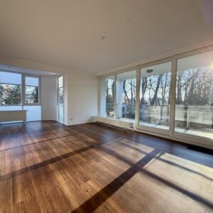 Attraktive Wohnung mit Südbalkon, Parkblick und Tiefgaragen Stellplatz