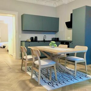 Toplage nahe Savignyplatz & Kudamm • Exklusiv saniert • 2 Eingänge, als WG nutzbar