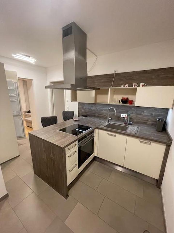 Stilvolle, neuwertige 1,5-Zimmer-Erdgeschosswohnung mit Einbauküche in Frankfurt am Main – Bild 5