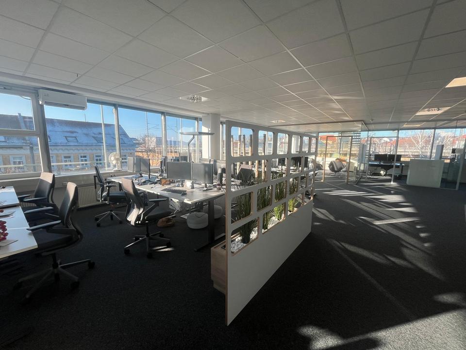 Bezugsfertige Bürofläche mit Glasbüros, Lounge & Top-Anbindung – möbliert möglich – Bild 7