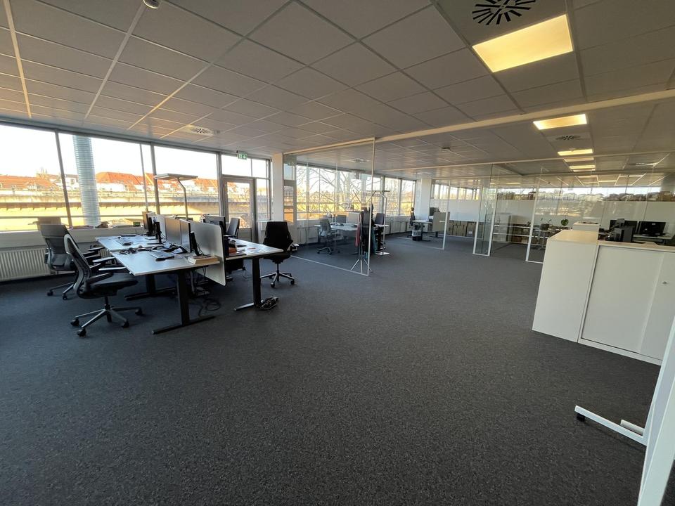 Bezugsfertige Bürofläche mit Glasbüros, Lounge & Top-Anbindung – möbliert möglich – Bild 10