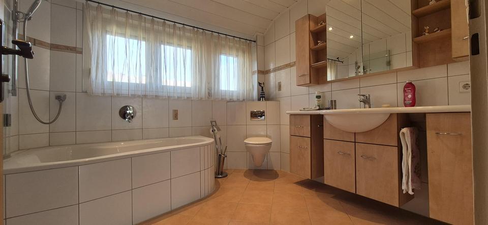 Sehr gepflegtes Ein-/ Zweifamilienhaus in Lomersheim, Garten, Balkon, Garage, – Bild 11