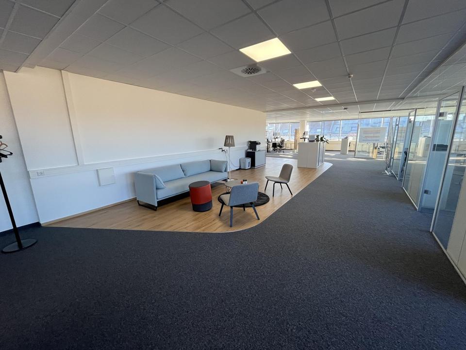 Bezugsfertige Bürofläche mit Glasbüros, Lounge & Top-Anbindung – möbliert möglich – Bild 2