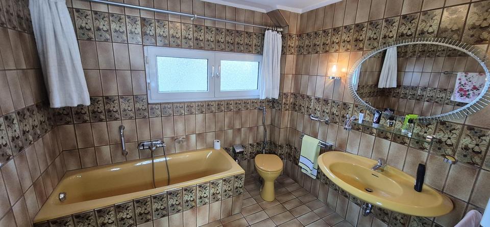 Sehr gepflegtes Ein-/ Zweifamilienhaus in Lomersheim, Garten, Balkon, Garage, – Bild 12