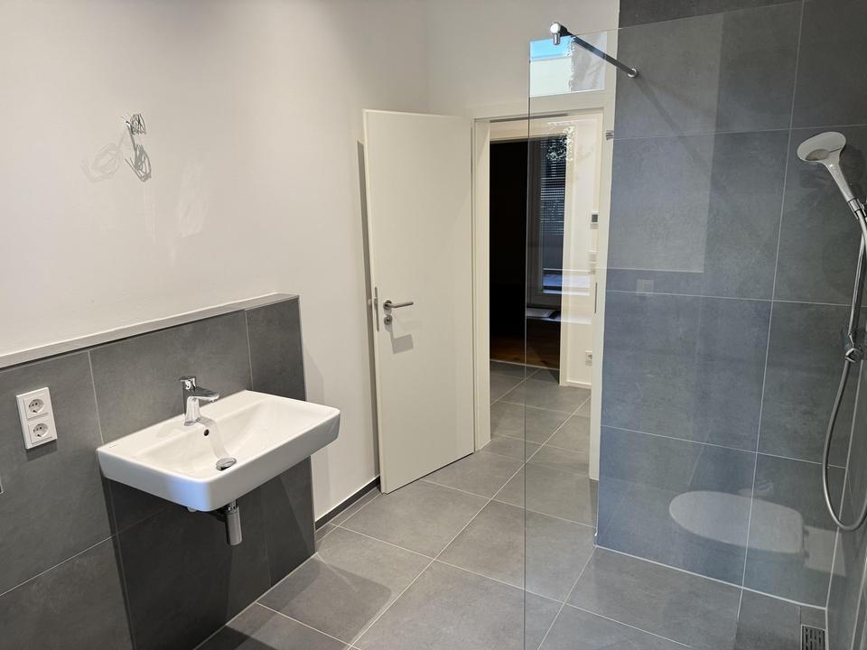 Wunderschöne 3-Zimmer-Wohnung mit Balkon und Küche – Bild 8