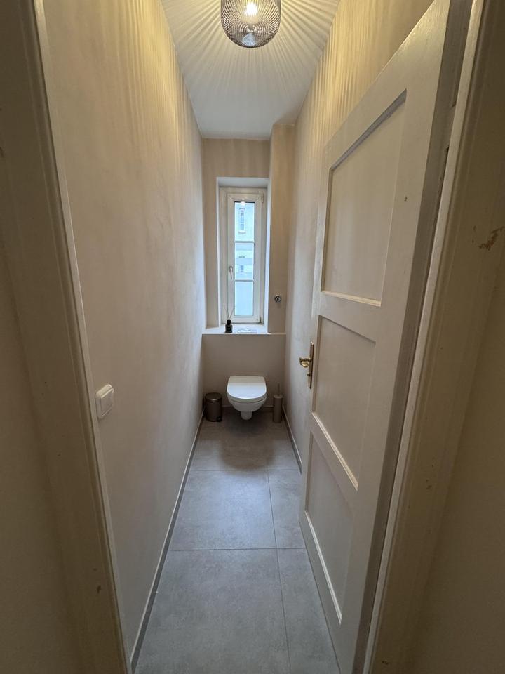 Denkmalgeschützter Altbau mit Charakter: Hohe Decken, viel Licht, stilvoll möbliert – Bild 10