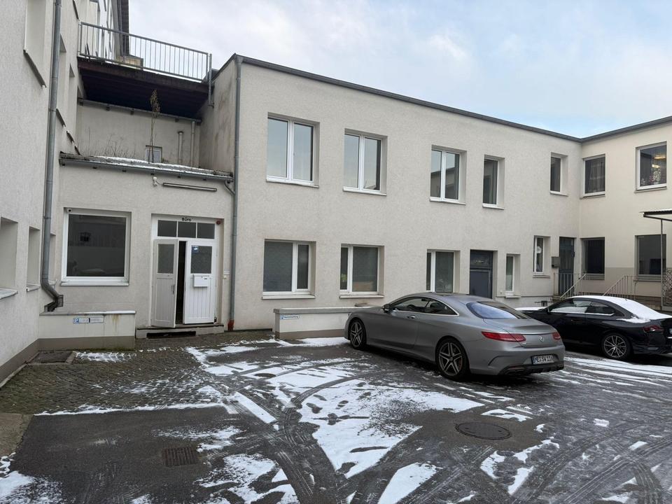 Büro mit Aktemlager in ruhigem Innenhof