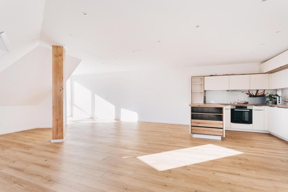 Helle Zwei-Raum-Wohnung mit offener Wohnküche in Top-Lage! – Bild 3