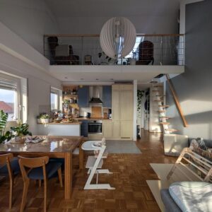 Attraktive 3,5 Zimmer Galeriewohnung mit Südbalkon & 2 Stellplätzen