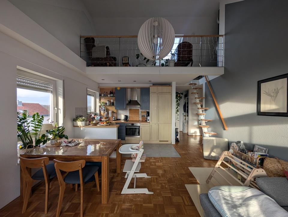 Attraktive 3,5 Zimmer Galeriewohnung mit Südbalkon & 2 Stellplätzen