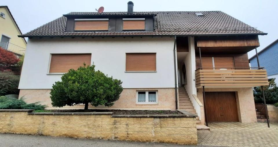 Sehr gepflegtes Ein-/ Zweifamilienhaus in Lomersheim, Garten, Balkon, Garage, – Bild 3