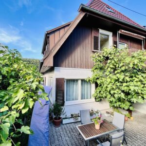 Schönes 2-Familienhaus mit zwei weiteren Zimmern im Gartengeschoss und ausbaufähiges DG!