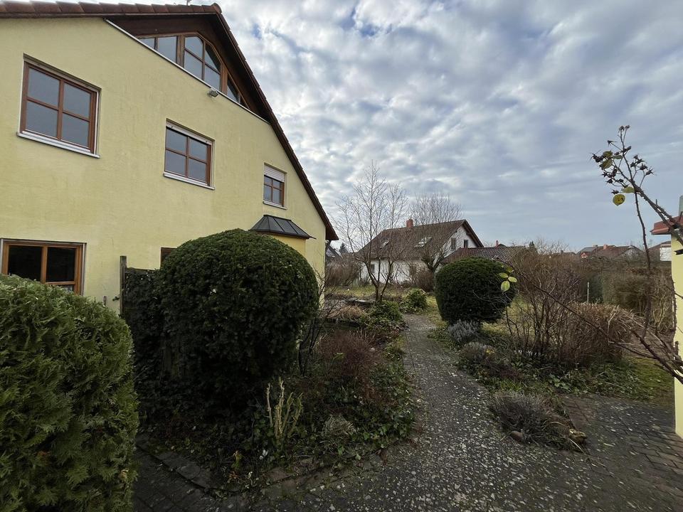 ATTRAKTIVE DOPPELHAUSHÄLFTE IN STEGAURACH MIT GROSSZÜGIGEM GARTEN UND GARAGE – Bild 3