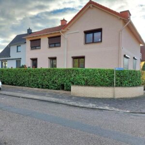 DHH auf 2 Etagen mit Vorgarten und Keller.