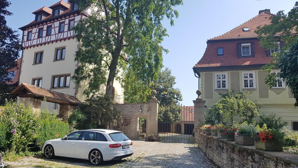 Wohnen im Schloss: Exklusive 4/5-Zimmer-Wohnung mit besonderem Flair – Bild 2