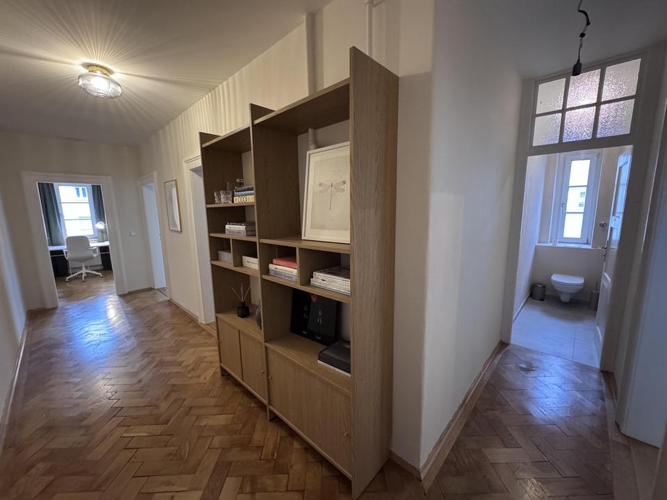 Denkmalgeschützter Altbau mit Charakter: Hohe Decken, viel Licht, stilvoll möbliert – Bild 14