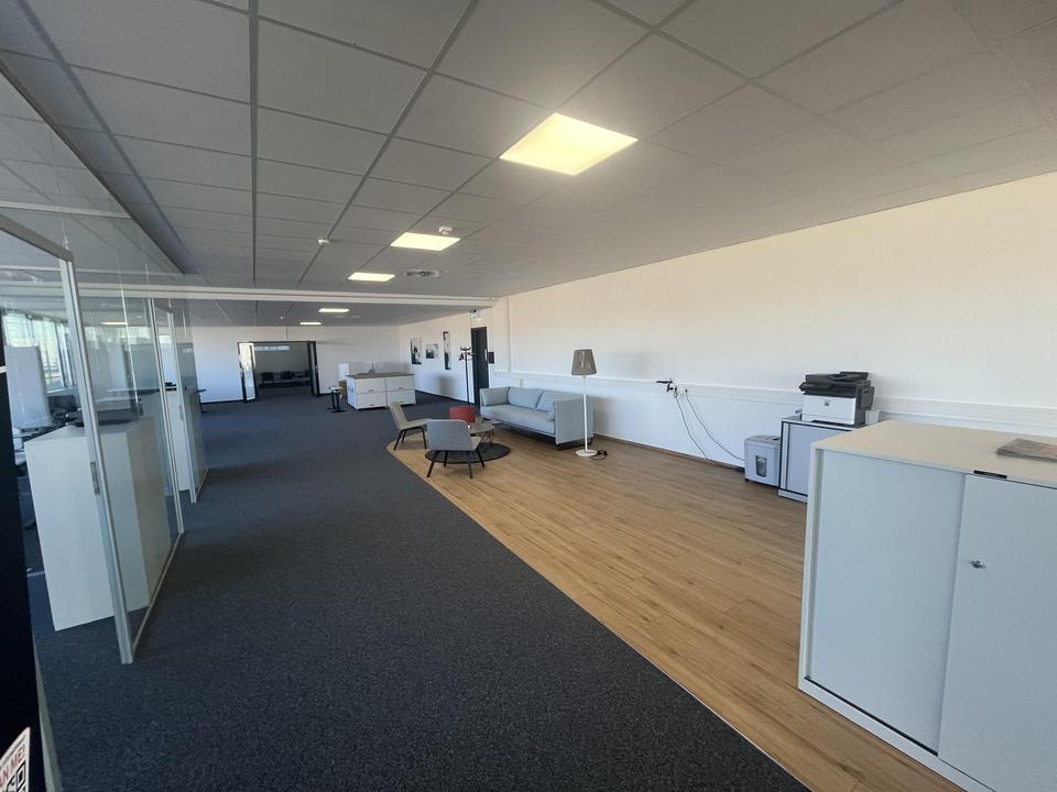 Bezugsfertige Bürofläche mit Glasbüros, Lounge & Top-Anbindung – möbliert möglich – Bild 3