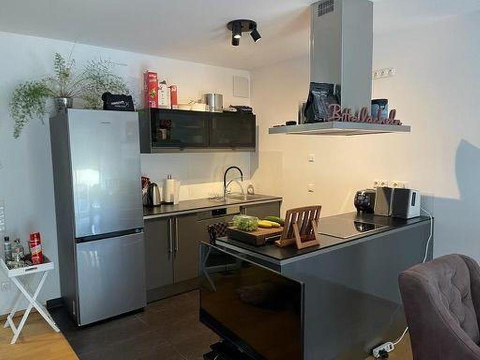 Schöne, lichtdurchflutete voll möbilierte zwei Zimmer Wohnung in Ludwigsvorstadt – Bild 3