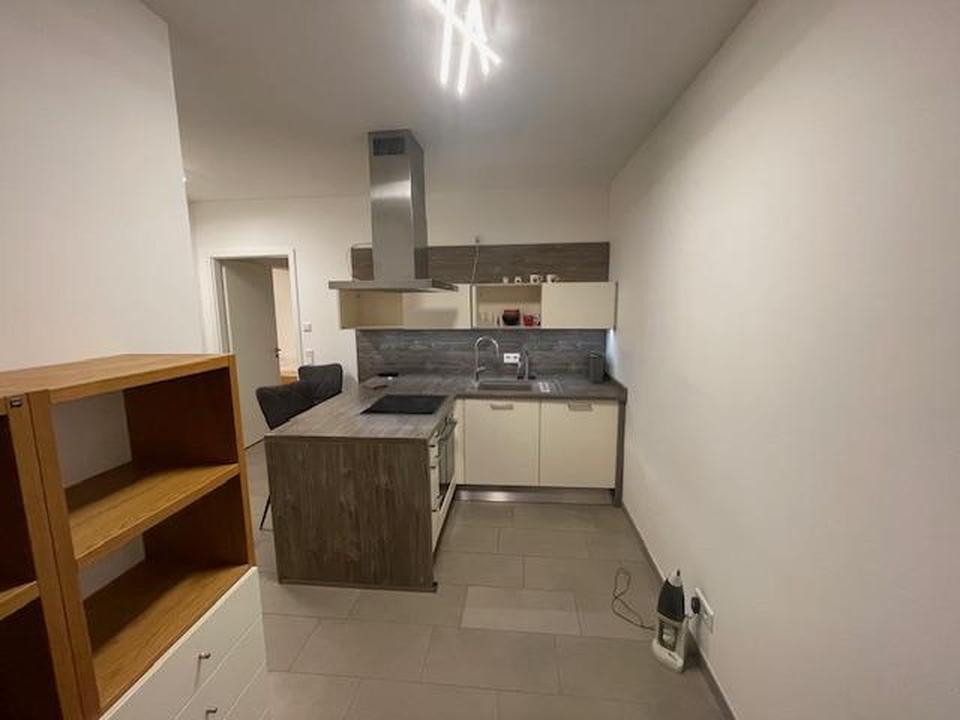 Stilvolle, neuwertige 1,5-Zimmer-Erdgeschosswohnung mit Einbauküche in Frankfurt am Main – Bild 4