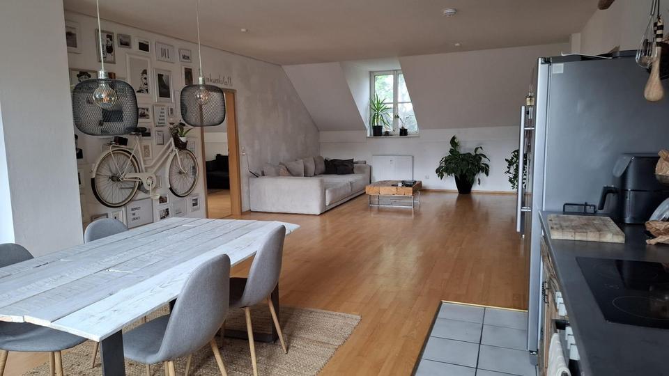 Geräumige 120 m² Dachgeschosswohnung in bester Lage – Bild 3