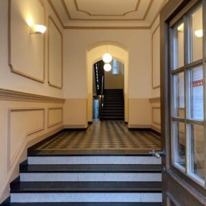 3-Zimmer-Altbauwohnung mit Wohnküche, Balkon & Aufzug Herzogstraße 85, 2. Obergeschoss, München