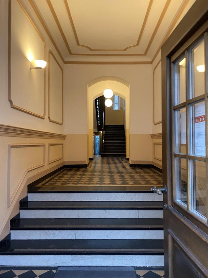 3-Zimmer-Altbauwohnung mit Wohnküche, Balkon & Aufzug Herzogstraße 85, 2. Obergeschoss, München