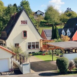 Mehrgenerationenhaus mit Villa Flair und schönem Garten