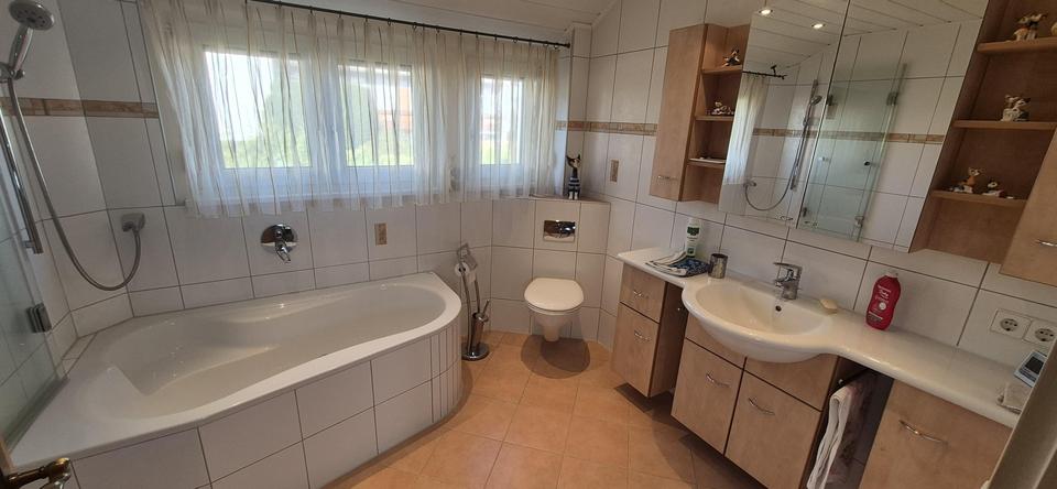 Sehr gepflegtes Ein-/ Zweifamilienhaus in Lomersheim, Garten, Balkon, Garage, – Bild 10