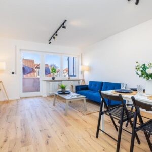 Sofort bezugsfertige, sanierte Wohnung mit Westbalkon und zwei Tiefgaragenstellplätzen