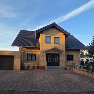 Freistehendes Zweifamilienhaus mit großem Garten