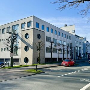 Hochwertige Büroetage im Erdgeschoss mit bodentiefen Fenstern ins Grüne