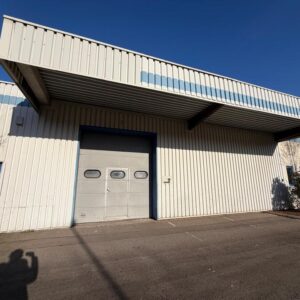 Gewerbehalle mit Rolltor und Außenfläche – verkehrsgünstige Lage