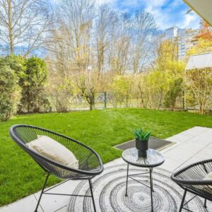 Sonniges Garten-Idyll in Bogenhausen: Frisch renoviert & bezugsfrei – inkl. TG-Stellplatz