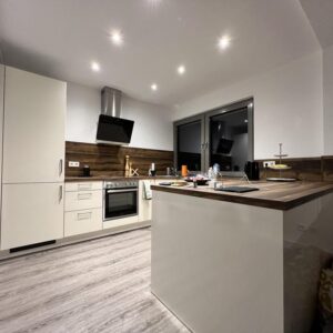 Ruhige und moderne Wohnung mit Einbauküche und hochwertigem Badezimmer