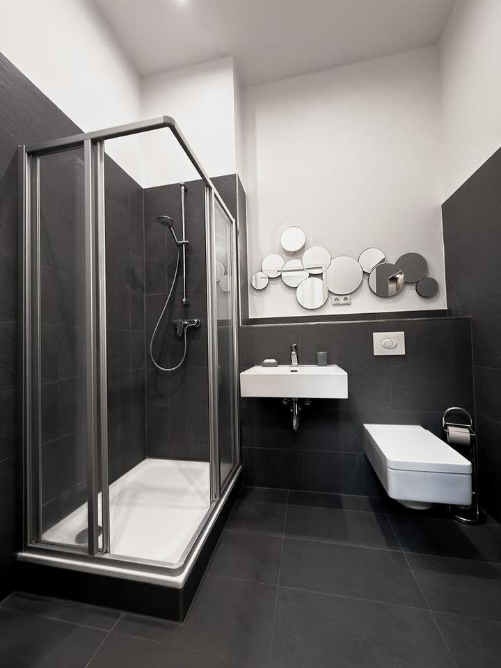 All-inclusive! Hochwertig möblierte Wohnung mit Einbauküche und Balkon – Bild 11