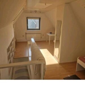 Vollständig renovierte 1-Zimmer-DG-Singlewohnung mit EBK in Ahrensburg