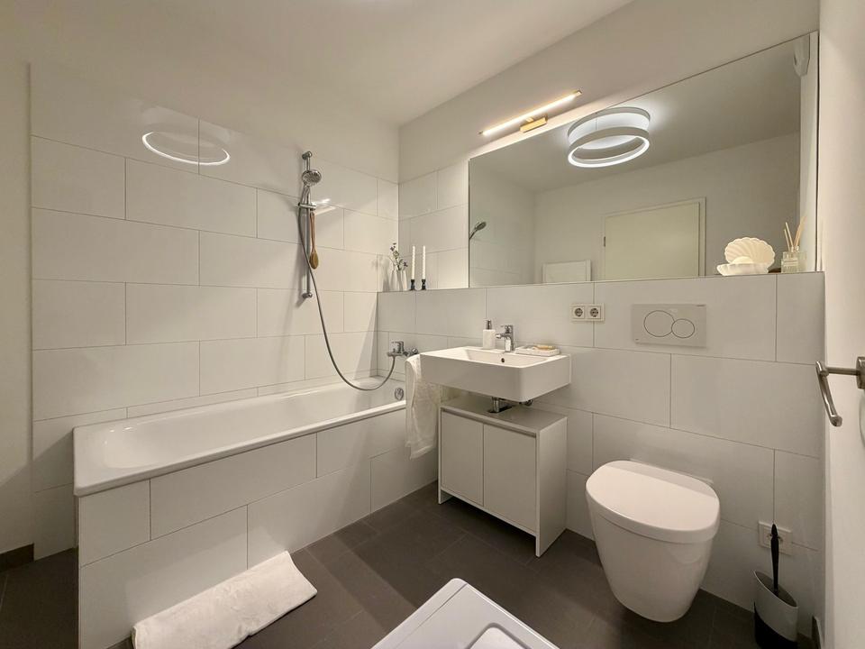 All-Inclusive-Miete: Vollmöbliertes WG-Zimmer mit exklusivem Balkon & Aufzug in Neubau-Siedlung! – Bild 34