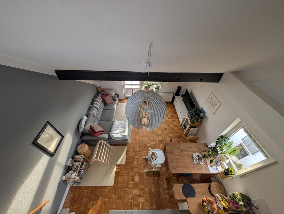Attraktive 3,5 Zimmer Galeriewohnung mit Südbalkon & 2 Stellplätzen – Bild 2