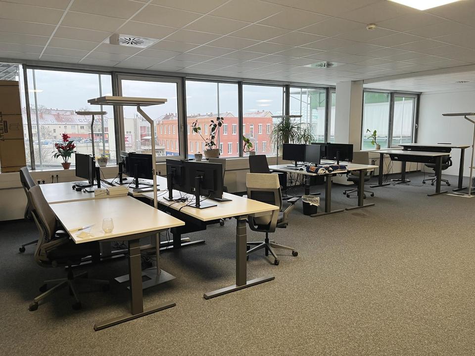 Bezugsfertige Bürofläche mit Glasbüros, Lounge & Top-Anbindung – möbliert möglich – Bild 17